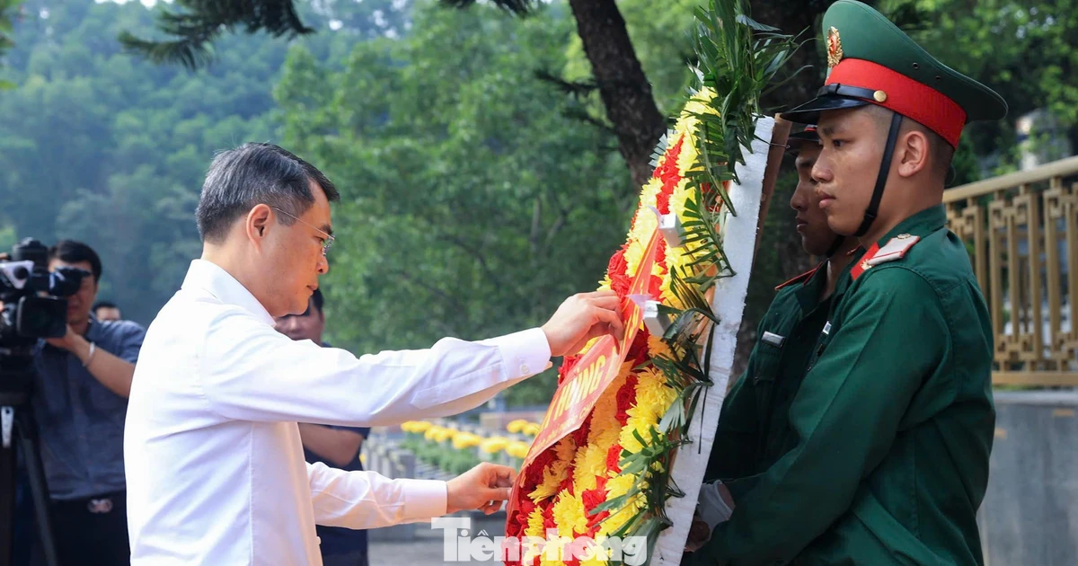 Thủ tướng dâng hương tưởng niệm các Anh hùng liệt sĩ tại Lào Cai