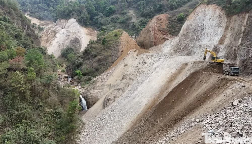 Hai công nhân bị vùi lấp tại dự án đường nối với cao tốc Nội Bài - Lào Cai