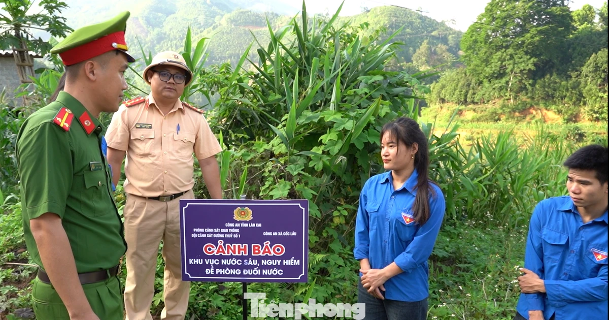 Công an, thanh niên Lào Cai đội nắng cắm biển cảnh báo đuối nước ở các vùng 'tử thần'