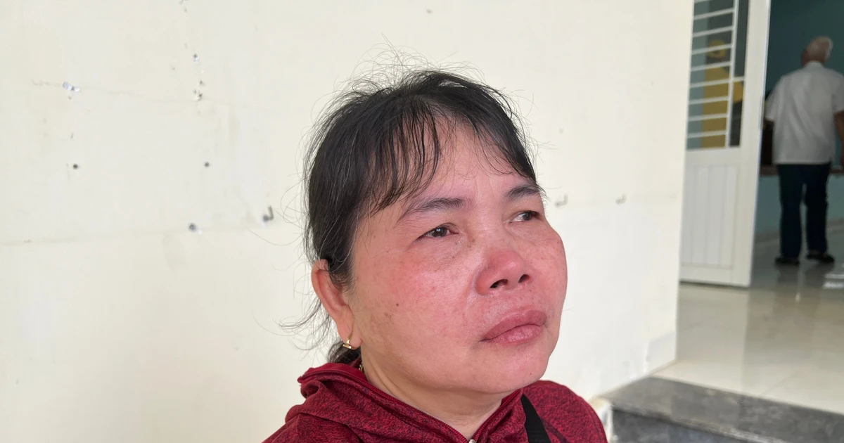 Người phụ nữ khiếm thị bật khóc khi nhận hỗ trợ từ kiều bào Séc sau lũ lụt