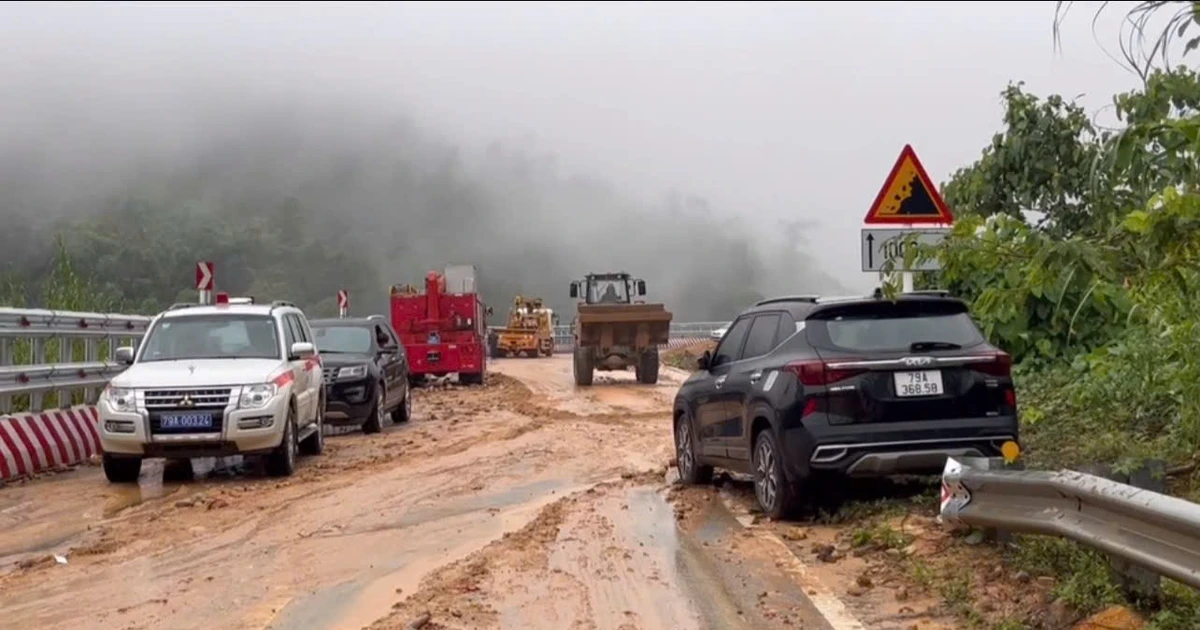 Khẩn trương khắc phục sạt lở đèo Khánh Lê, quốc lộ 27C vẫn bị chia cắt