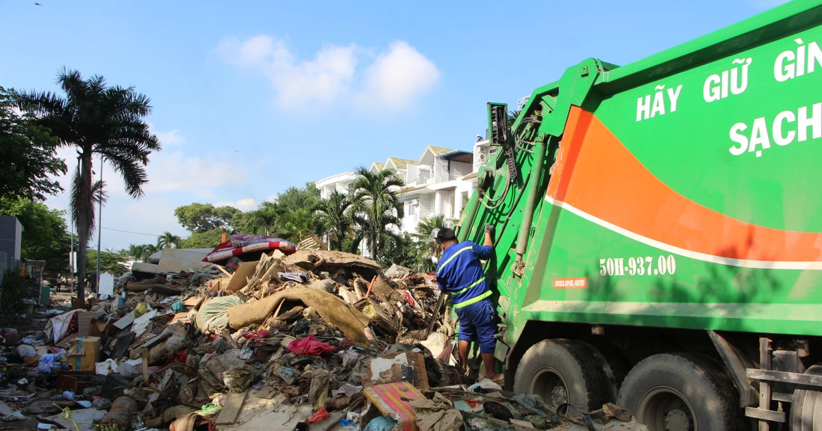 Khánh Hòa: Dân vùng lũ chủ động thuê xe thu gom rác, nhanh chóng ổn định đời sống