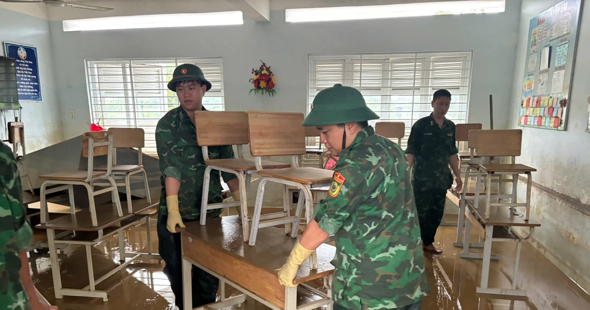 Bộ đội Biên phòng Khánh Hòa giúp người dân cào bùn dọn lũ