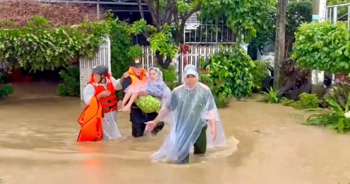 Công an Khánh Hòa kết bè chuối, giúp dân 'vượt' lũ