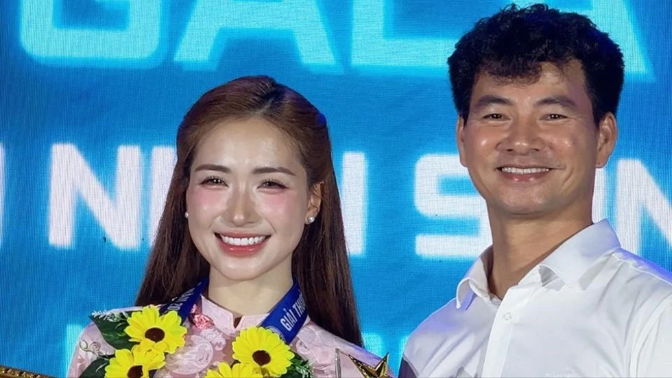 Phản ứng của khán giả khi Hòa Minzy nhận giải thưởng Thanh niên sống đẹp 2025