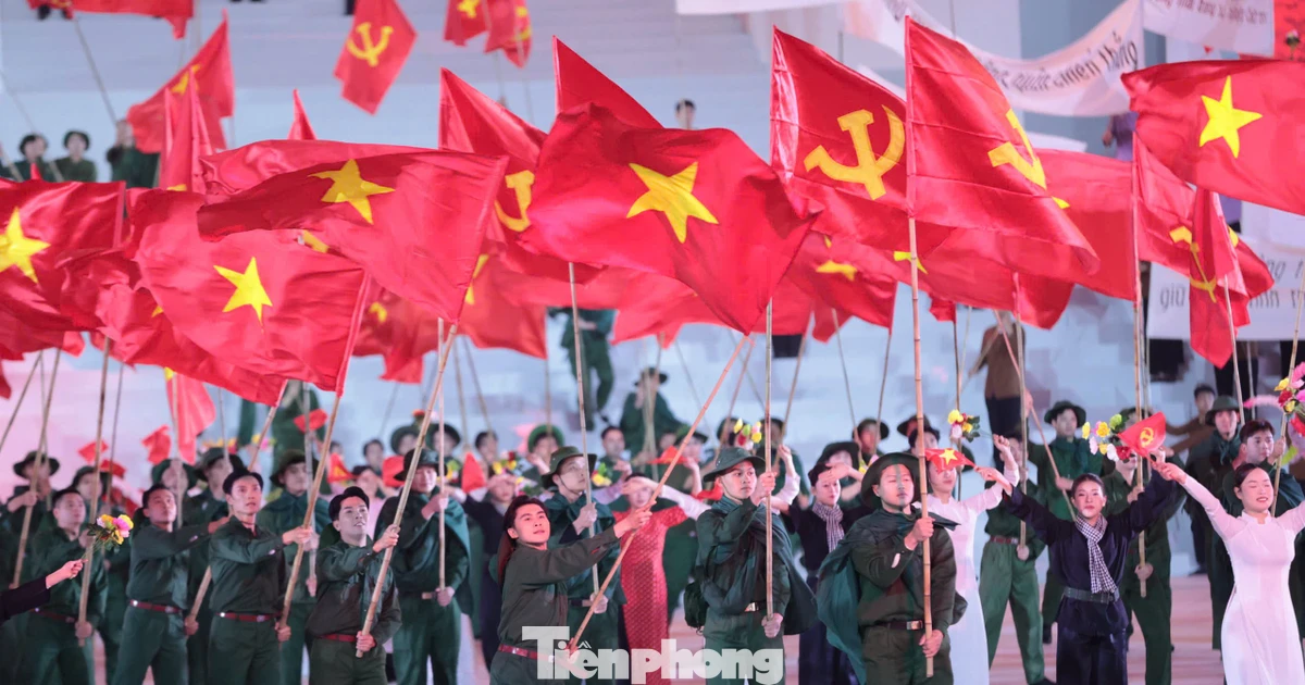 'Dưới lá cờ vẻ vang của Đảng' - bản hòa ca hùng tráng chào mừng thành công Đại hội Đảng