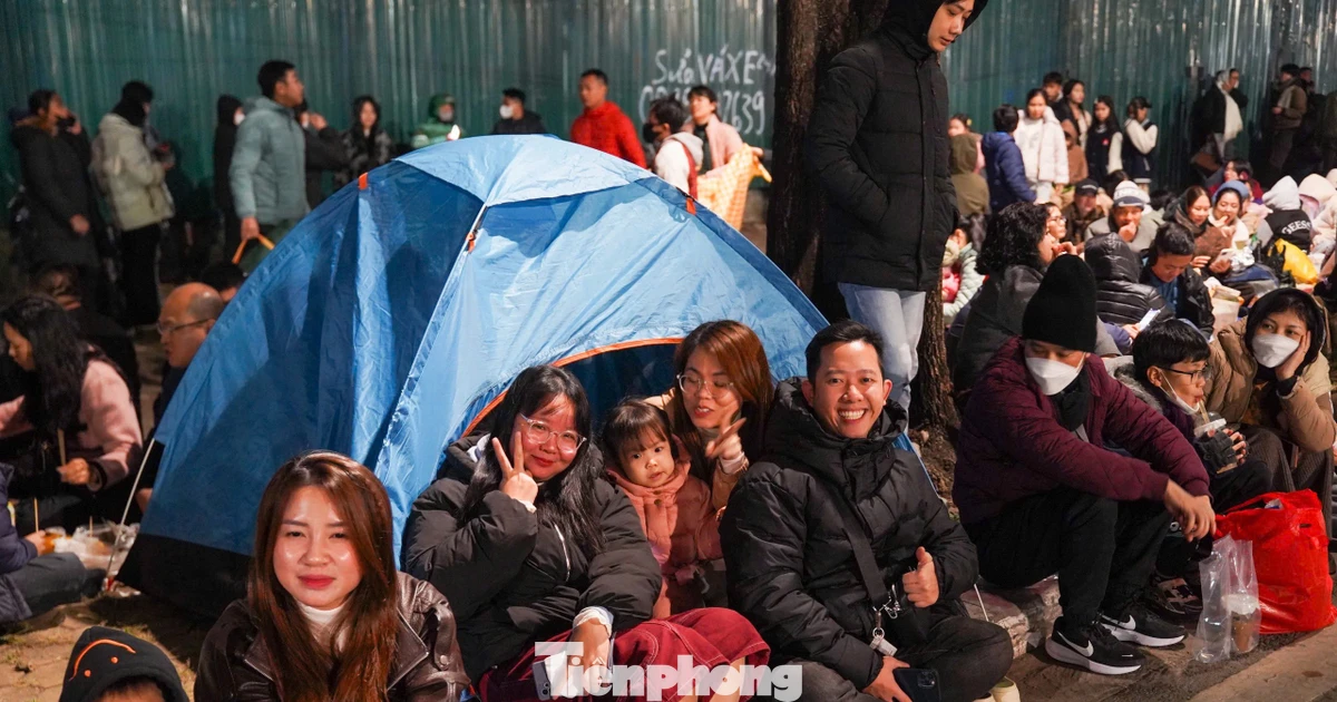 Người dân đổ về Mỹ Đình chờ xem pháo hoa mừng thành công Đại hội Đảng