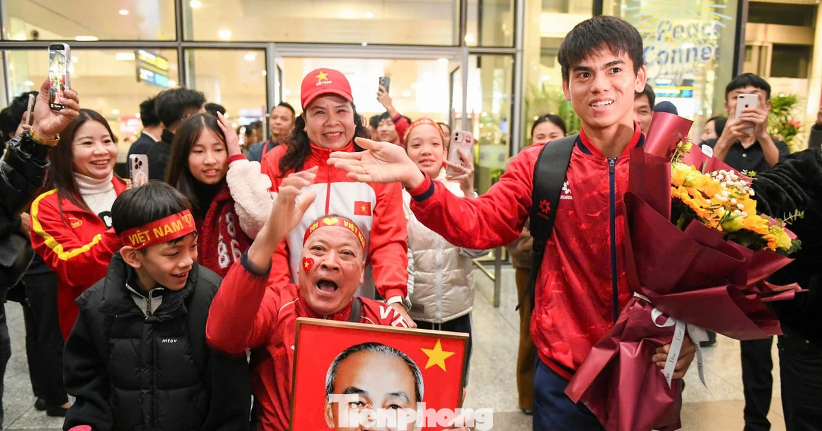 Sân bay Nội Bài vỡ òa đón U23 Việt Nam