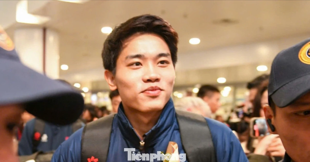 Sân bay Nội Bài vỡ òa đón U23 Việt Nam