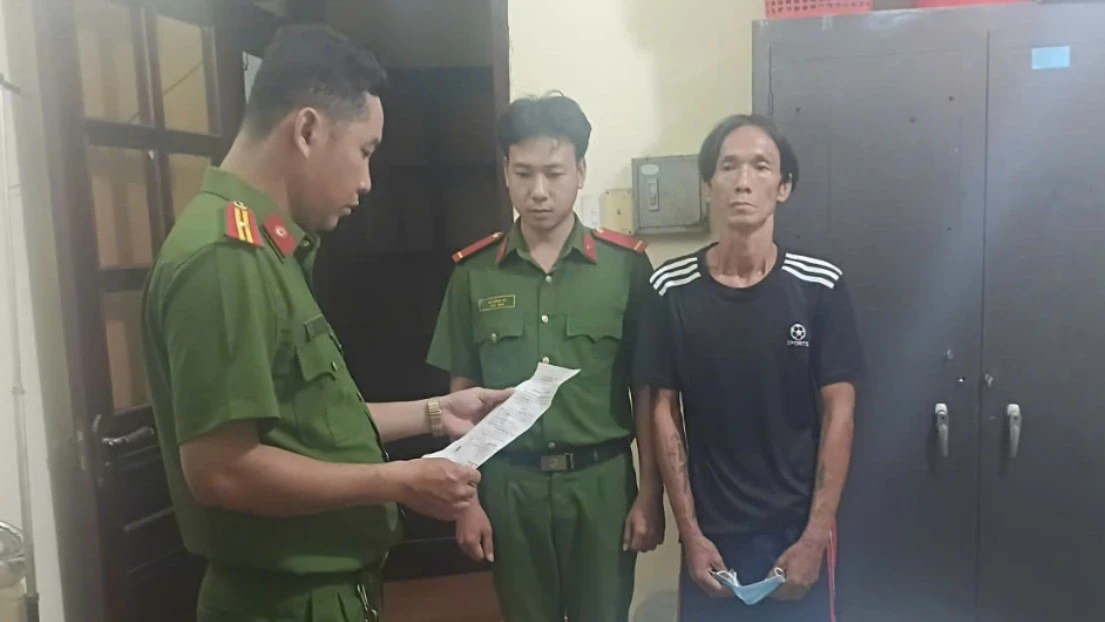 Cầm kéo xông vào tiệm làm móng cướp dây chuyền