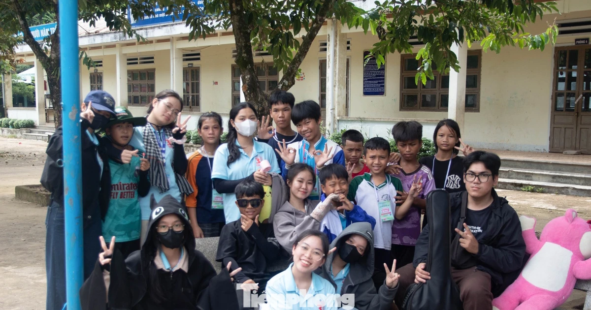 Bạn trẻ cõng 'Nắng ấm cho em' lên xã miền núi Trà Ka