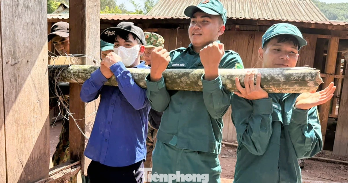 Xem 'thần đèn áo xanh' dời nhà dân khỏi khu vực nguy cơ sạt lở