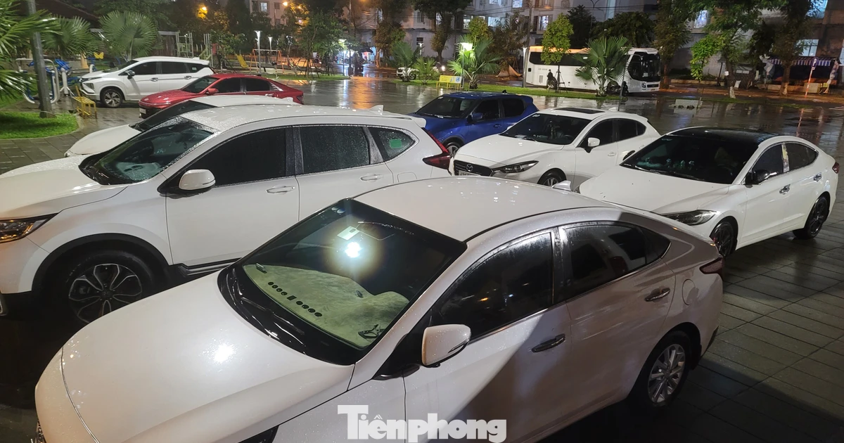 Nước ngấp nghé khu dân cư, người dân Đà Nẵng hối hả đưa ô tô 'chạy lụt'