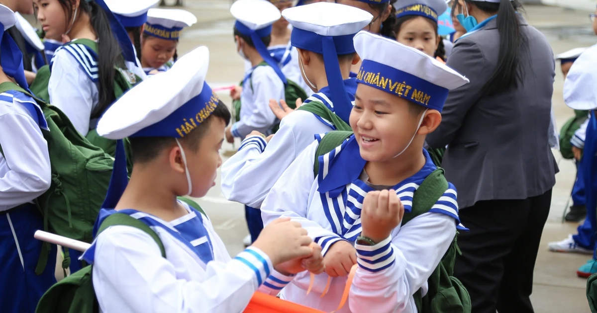 Khoác áo hải quân, 'chiến sĩ tí hon' Đà Nẵng học sống tự lập