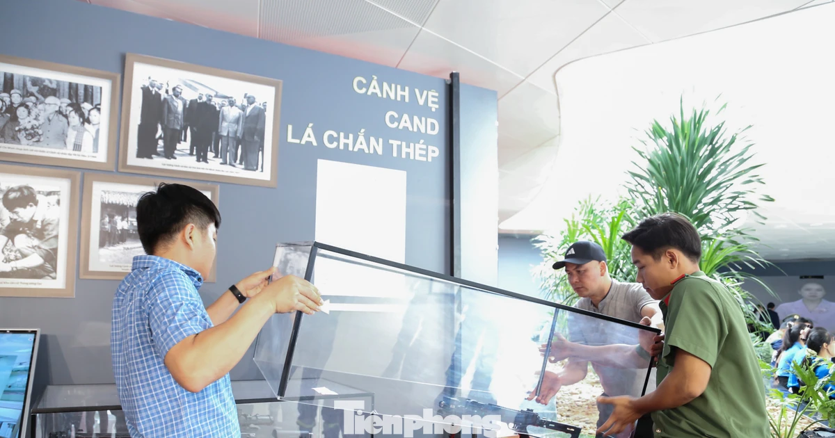 Người dân Đà Nẵng hào hứng xem vũ khí, thiết bị an ninh hiện đại