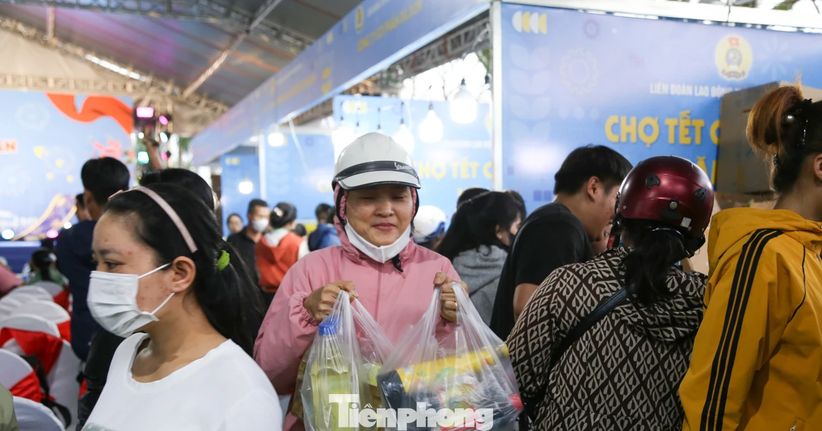 Công nhân Đà Nẵng chen chân sắm Tết 0 đồng ngay trong khu công nghiệp