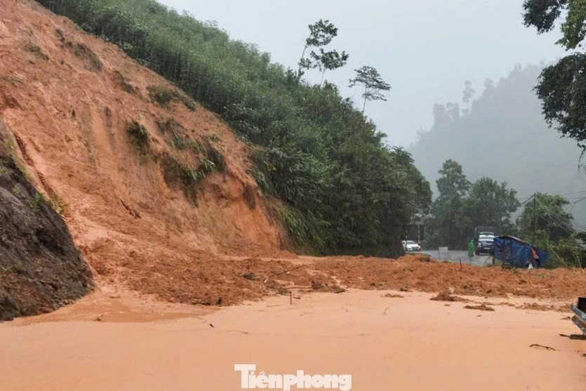 Đà Nẵng đang mưa to và rất to, sơ tán hàng trăm hộ dân ở các vùng sạt lở, ngập sâu