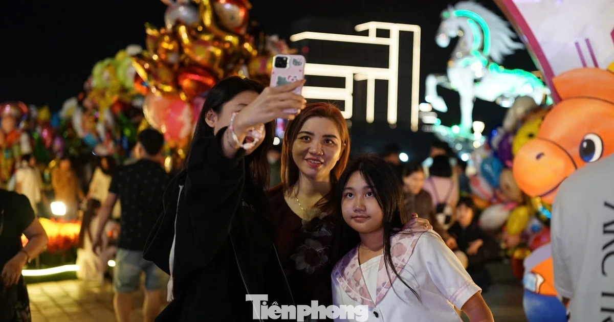 Du khách háo hức chờ đón giao thừa tại Đà Nẵng