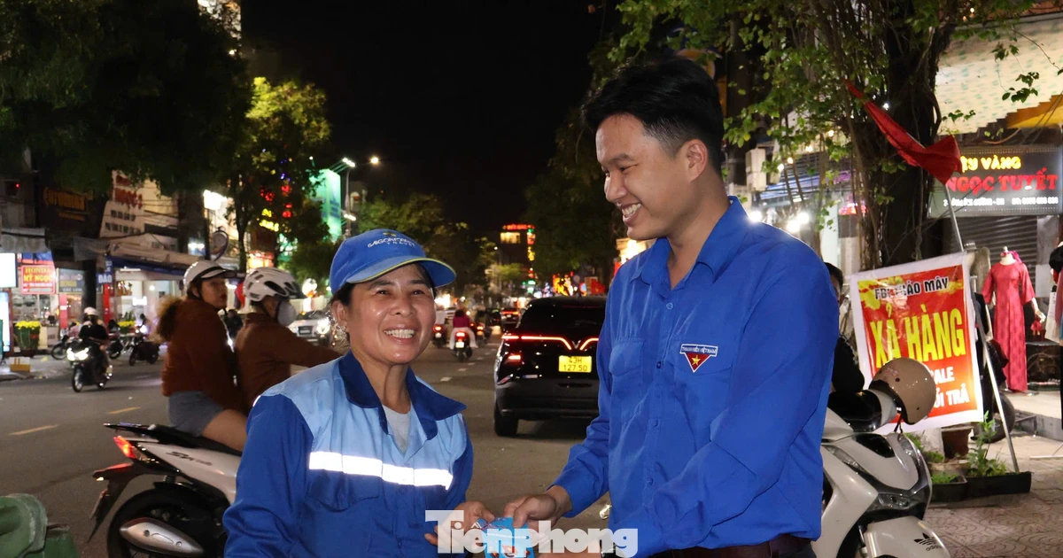 Món quà bất ngờ gửi tới công nhân môi trường đêm Giao thừa