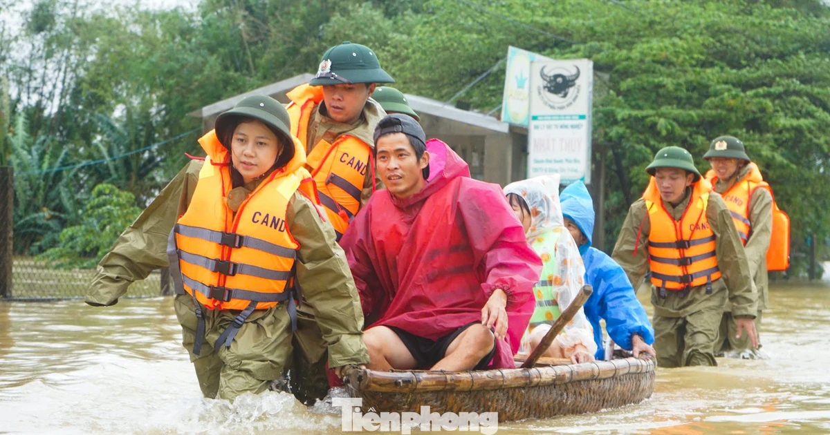 Tuổi trẻ Công an Đà Nẵng 'cõng' 10 nghìn túi an sinh tiếp sức các 'rốn lũ'