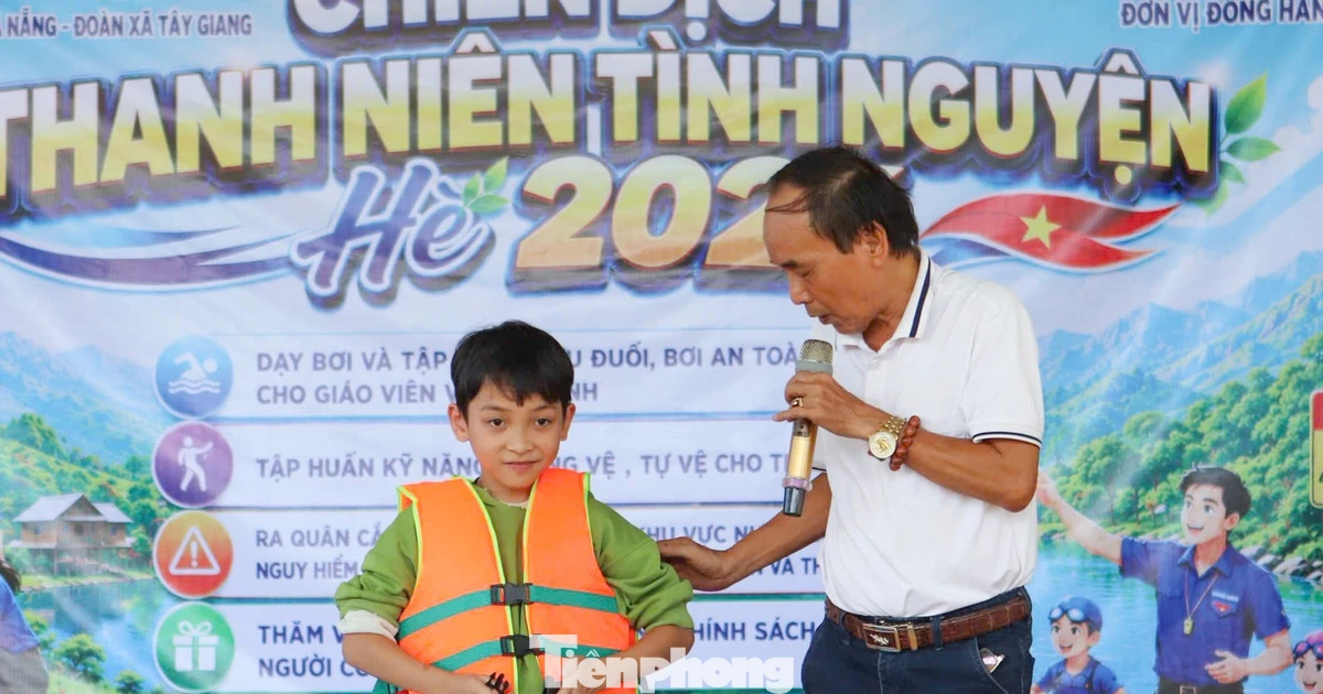 Áo xanh mang 'lá chắn' kỹ năng đến với trẻ em vùng núi Đà Nẵng