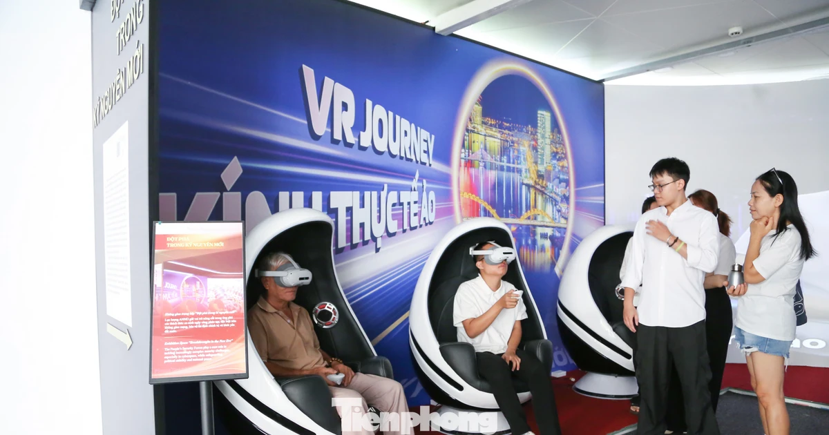 Người dân Đà Nẵng thích thú trải nghiệm 'số' 80 năm 'lá chắn bình yên'