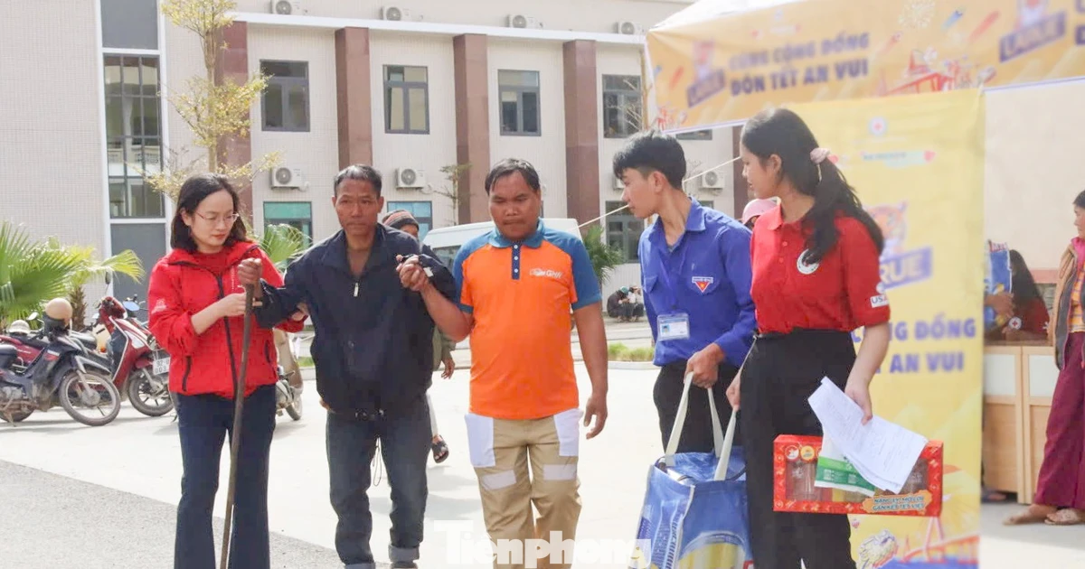 'Cõng' Xuân yêu thương đến với đồng bào Cơ Tu ở vùng núi Đà Nẵng