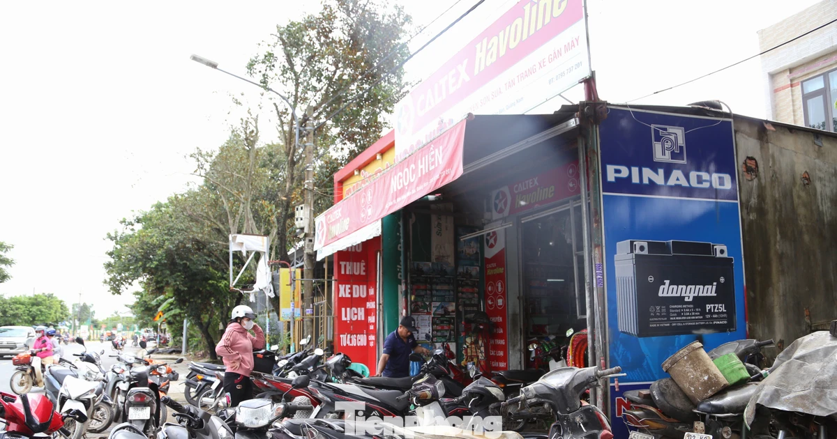 Ngâm trong nước lũ suốt tuần, hàng ngàn xe máy xếp hàng chờ 'cứu'