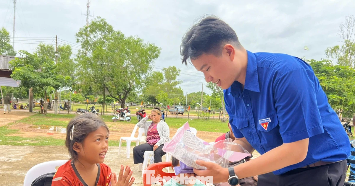 'Áo xanh' Đà Nẵng nối nhịp sẻ chia trên đất bạn Lào