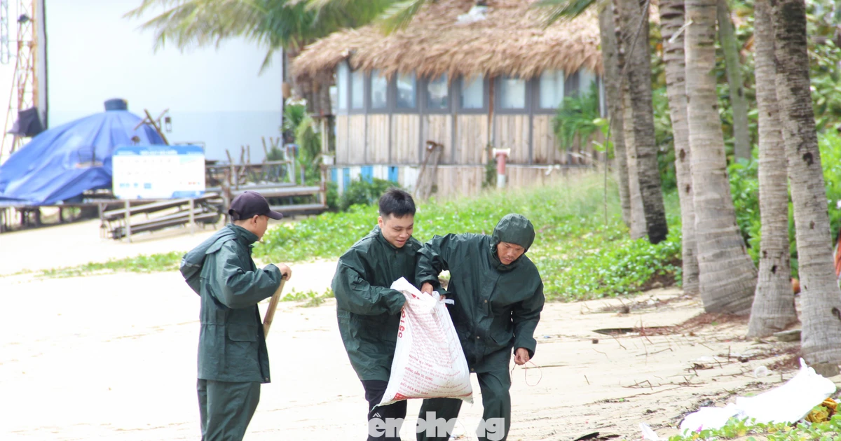 Chạy đua với bão, người dân Đà Nẵng xúc cát chèn mái, chắn ngập