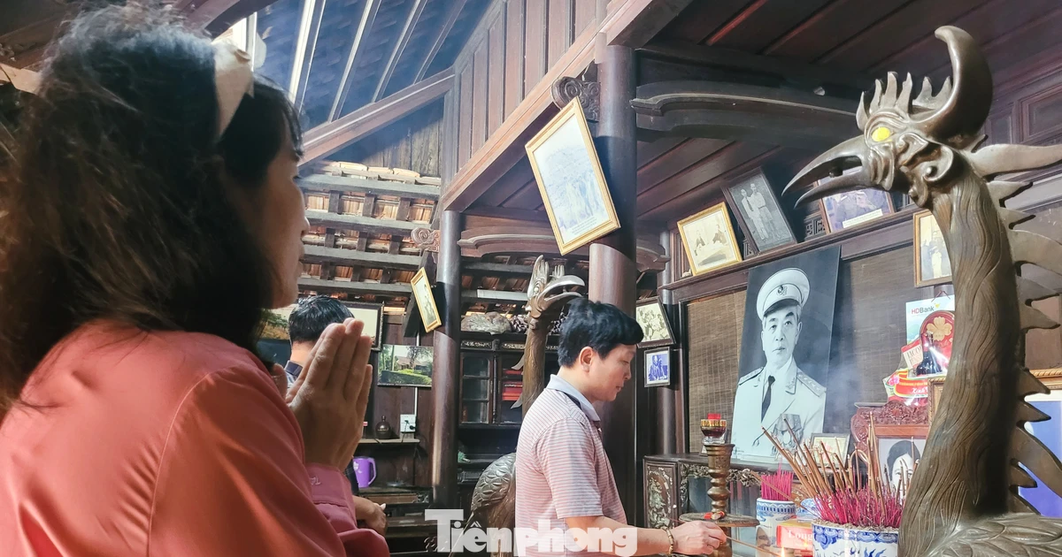 Người dân thăm nhà Đại tướng Võ Nguyên Giáp ngày đầu năm