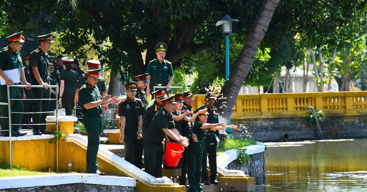 Giao lưu sĩ quan trẻ quân đội ba nước Việt Nam - Lào - Campuchia