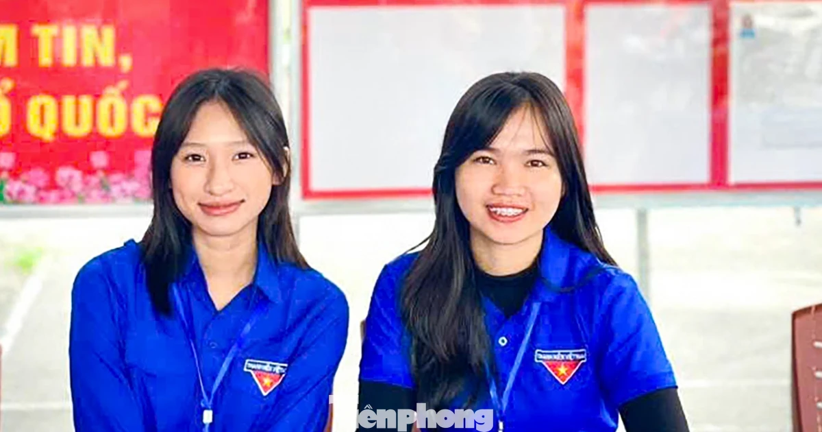 Cử tri 'áo xanh' vừa tình nguyện hỗ trợ bầu cử, vừa bỏ phiếu lần đầu