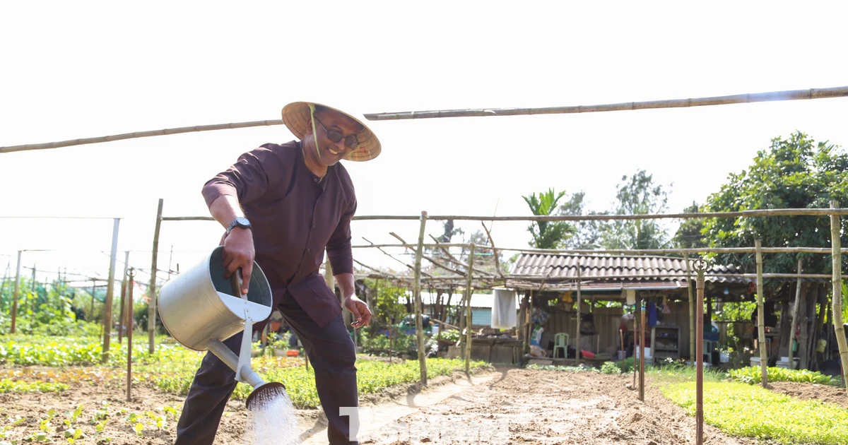 Khách Tây hào hứng làm nông dân gánh nước, trồng rau
