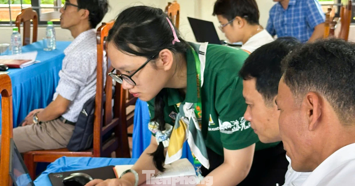 Chiến sĩ Mùa hè xanh 'cõng' lớp học số lên xã Lìa
