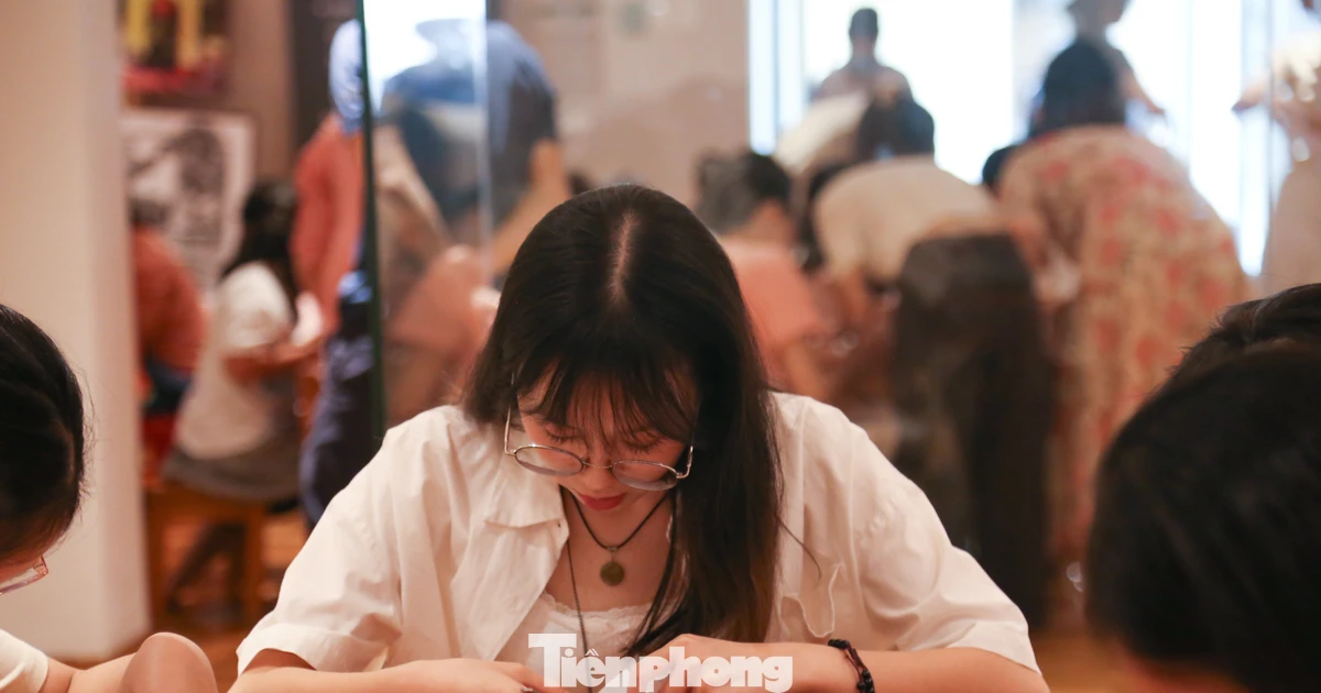 Bạn trẻ Đà Nẵng mê mẩn trải nghiệm làm tiêu bản côn trùng