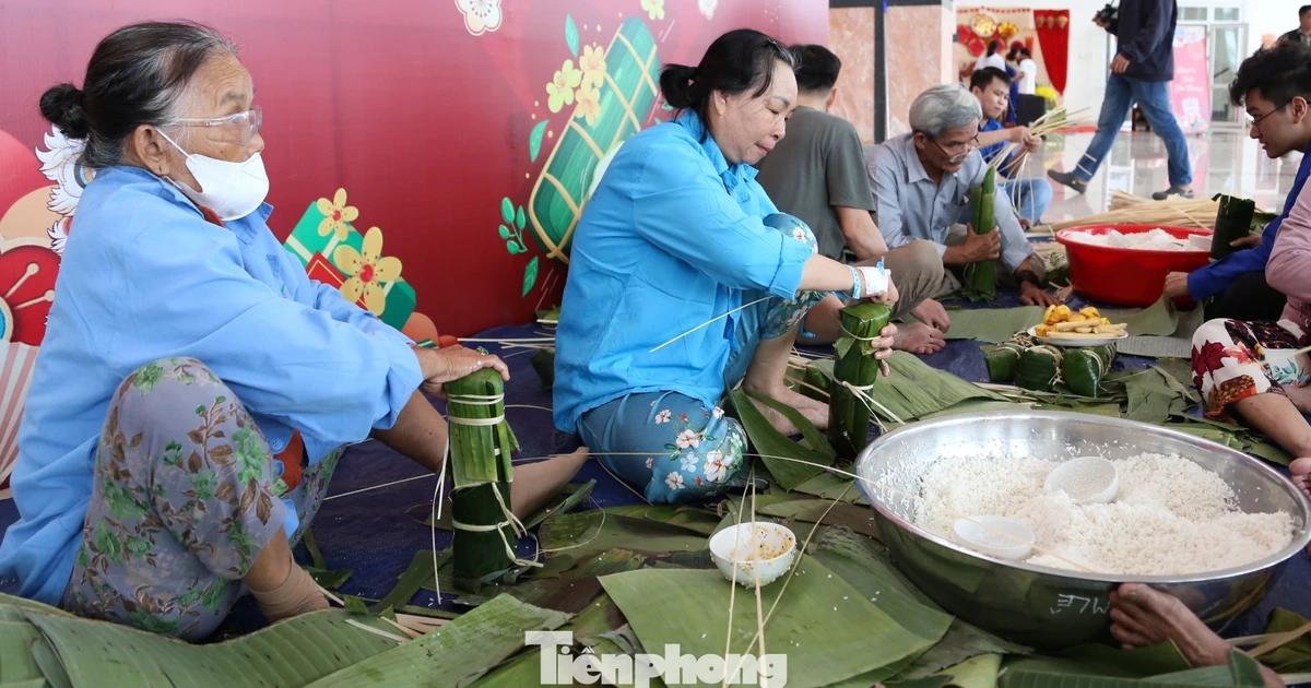 Bệnh nhân ung thư ở Đà Nẵng gói bánh tét, chụp ảnh áo dài đón Tết sớm