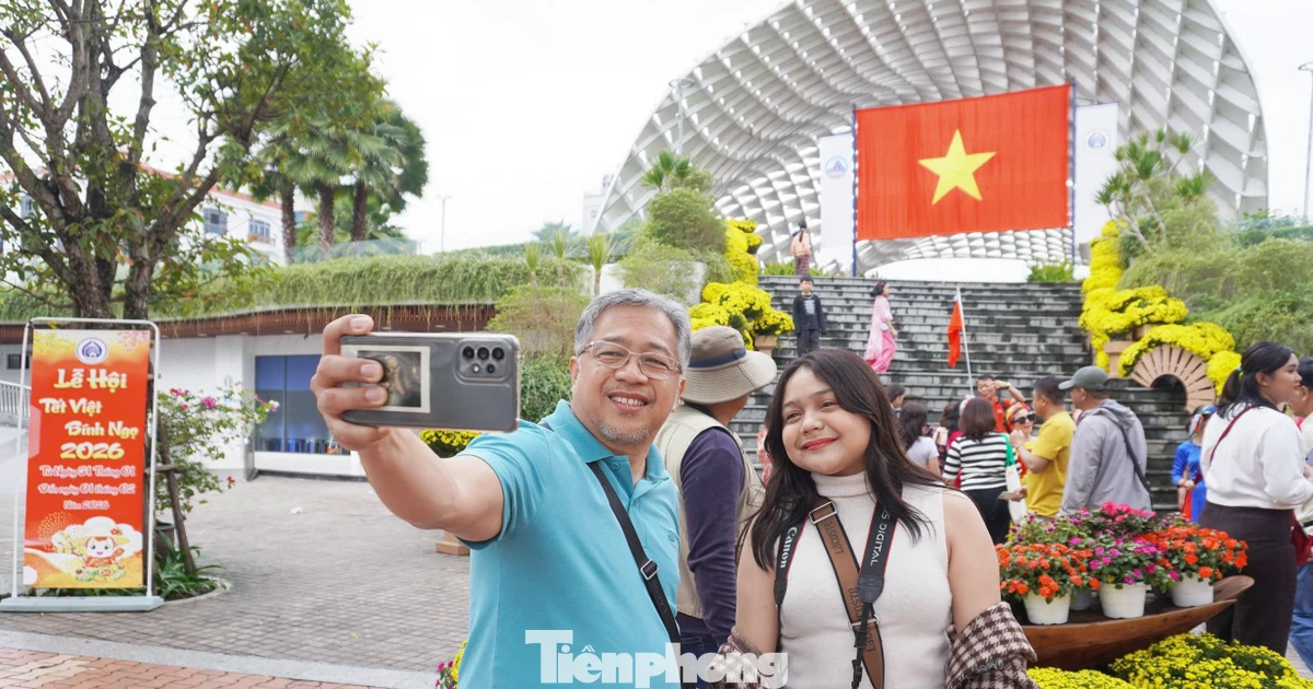 Phố phường Đà Nẵng 'khoác áo mới' đón Tết