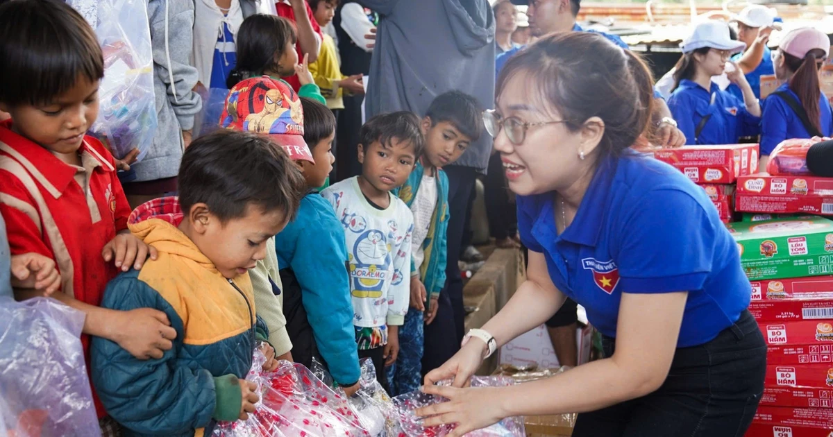 Vượt núi, 'cõng' yêu thương đến với bà con vùng sạt lở ở Đà Nẵng