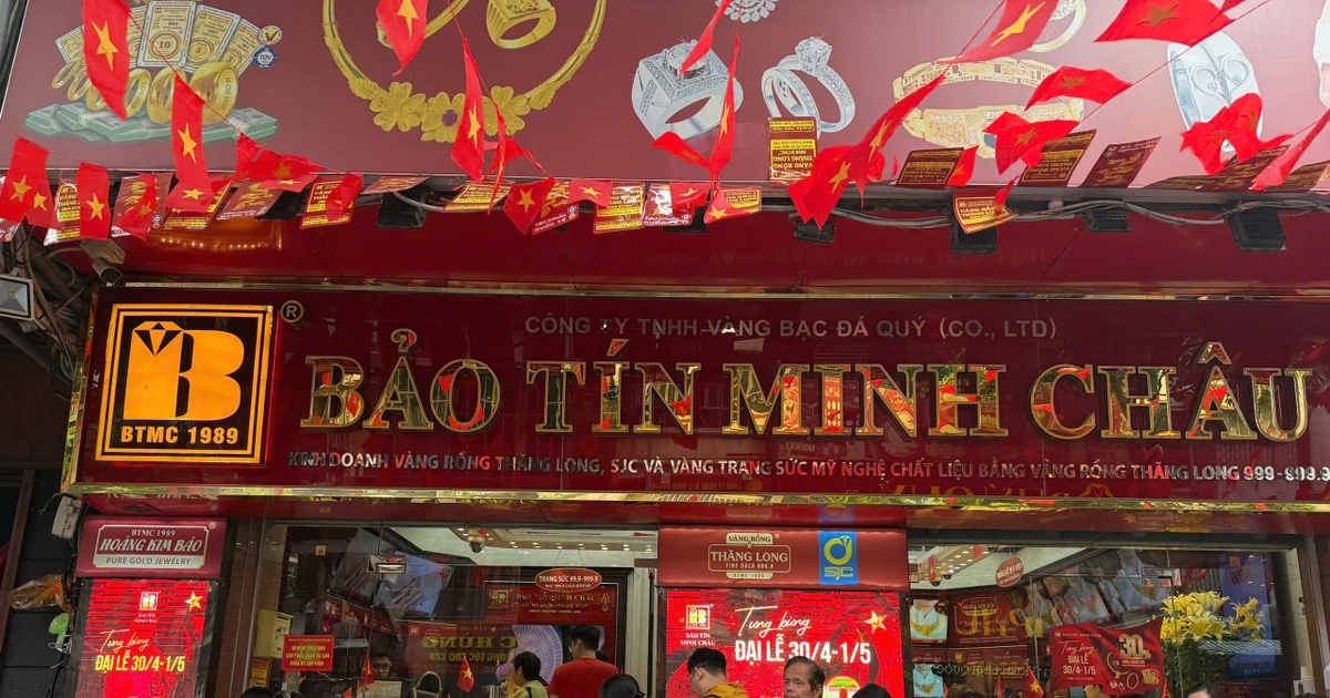 Giá lao dốc mạnh, người giữ vàng 'đứng ngồi không yên'