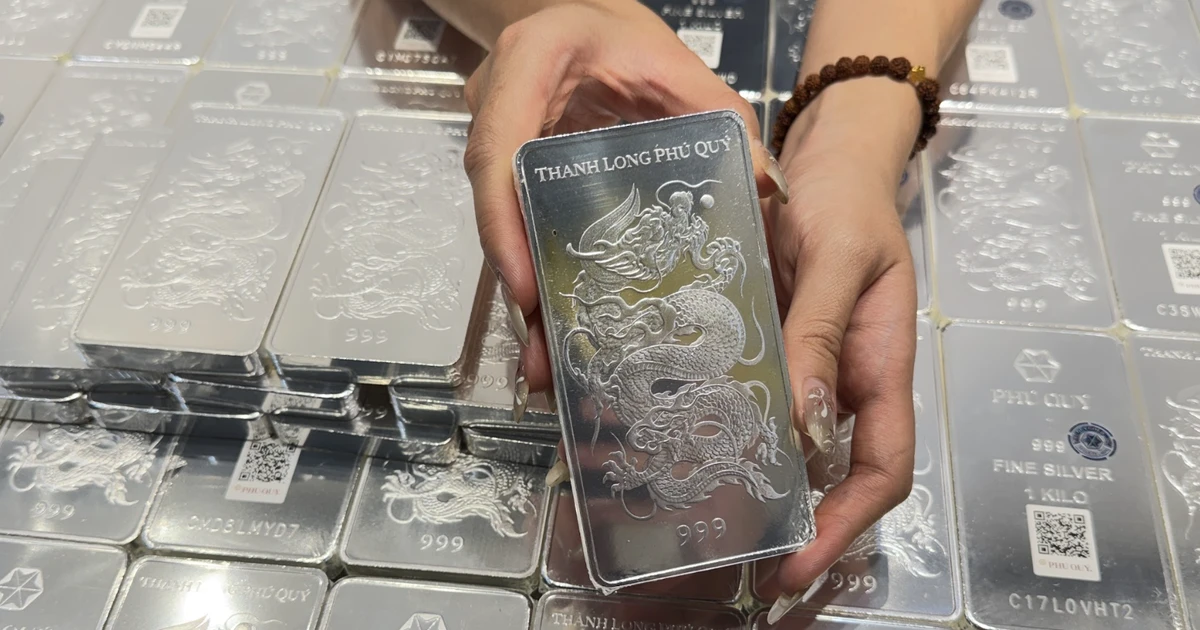 Giá bạc tăng, vàng tiếp tục giảm