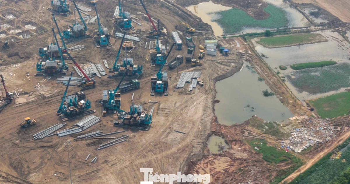 Bay trên công trường sân vận động Trống Đồng