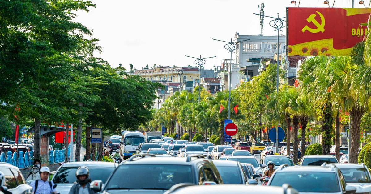 Phố biển Quảng Ninh chật kín phương tiện đổ về nghỉ lễ