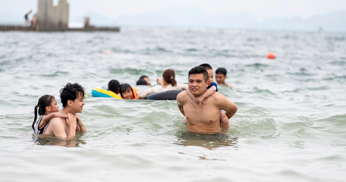 Nhiều người tranh thủ tắm biển Bãi Cháy ngày cuối nghỉ lễ