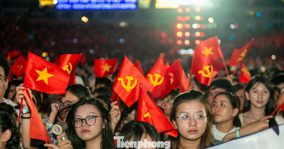 'Mãi mãi tuổi 20' đưa 40.000 khán giả tri ân thế hệ dâng hiến tuổi xuân