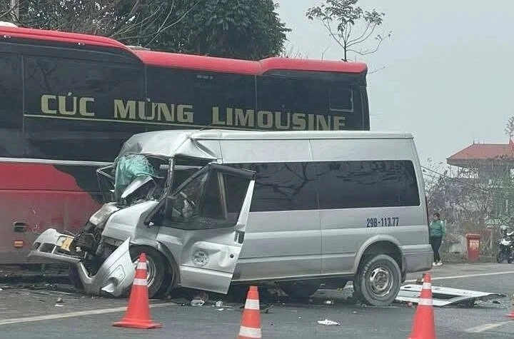 Va chạm giữa 2 xe khách lúc rạng sáng khiến 6 người thương vong