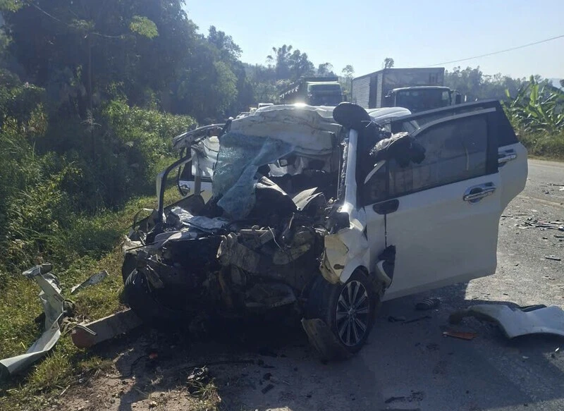 Xe 7 chỗ tông ô tô đầu kéo, 4 người tử vong, quốc lộ 1A ùn tắc 10km