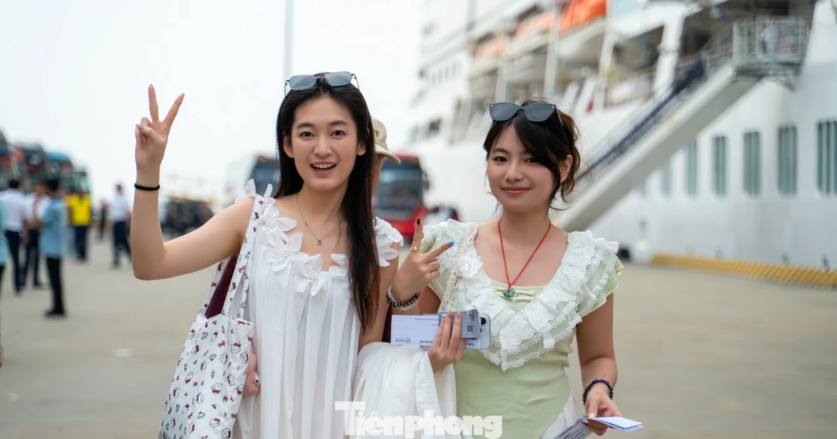 Tàu biển quốc tế chở gần 2.400 khách du lịch Quảng Ninh mùng 1 Tết