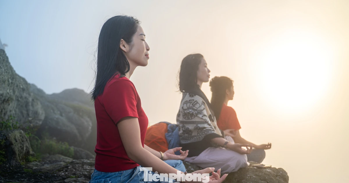 Ngồi thiền và đón bình minh trên non thiêng Yên Tử