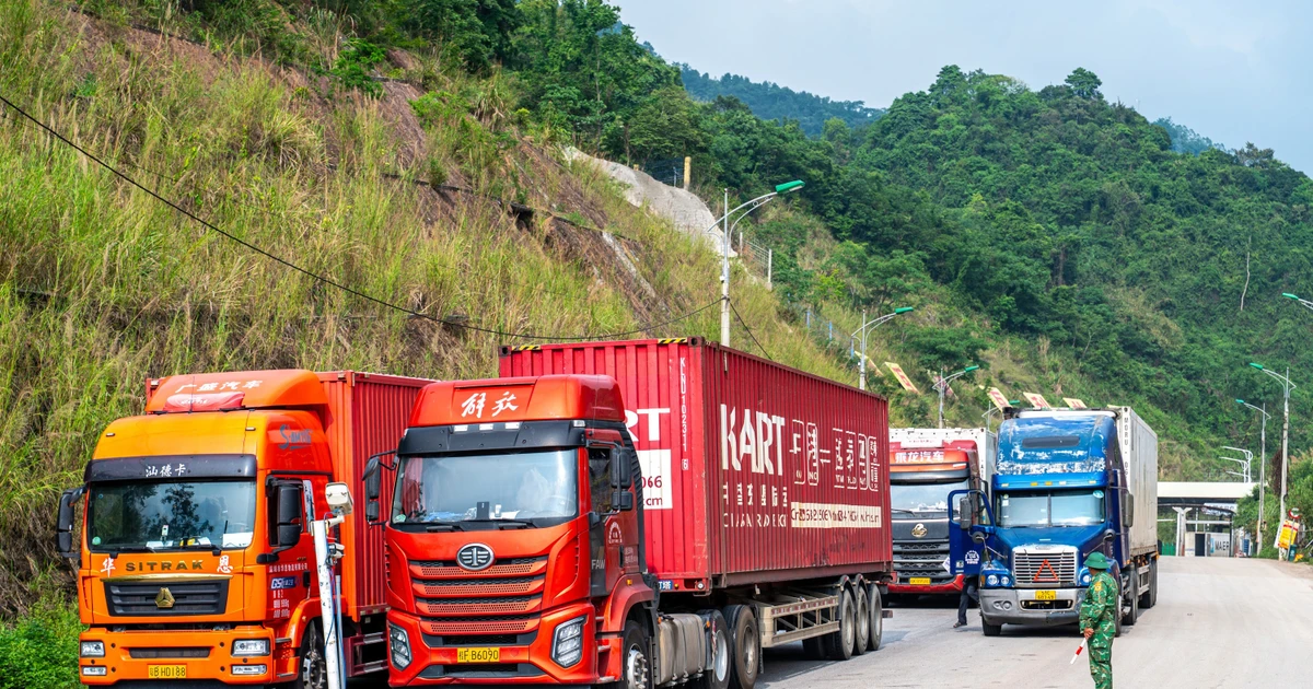 Nườm nượp xe chở nông sản thông quan tại cửa khẩu Lạng Sơn sang Trung Quốc